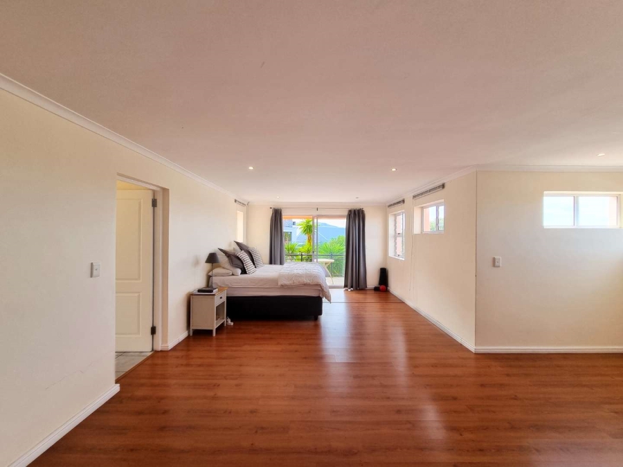 5 Bedroom Property for Sale in Chanteclair Western Cape